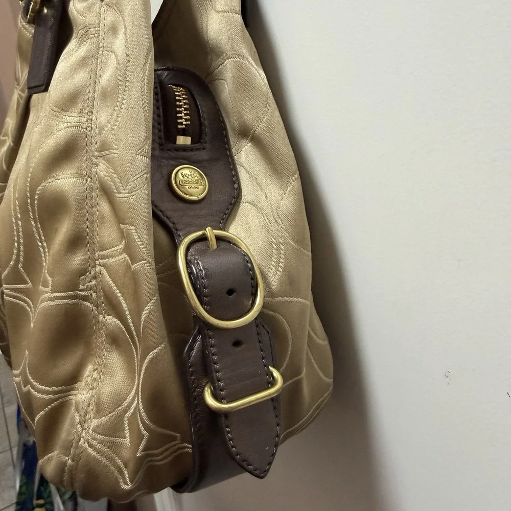 Coach Mia Maggie Hobo Shoulder Bag / Purse 16153 Horse Carriage Hang Tab